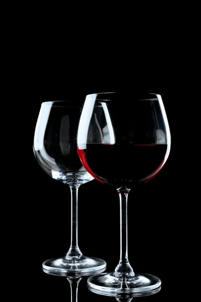 Стаканы вина изолированы на черном — стоковое фото