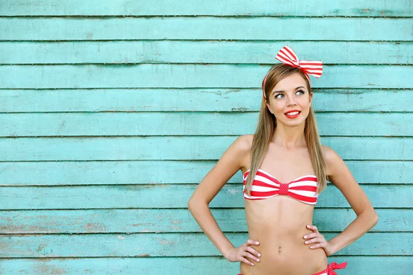 Belle fille avec joli sourire — Photo