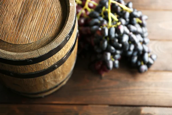 Vieux tonneau de vin et de raisin — Photo