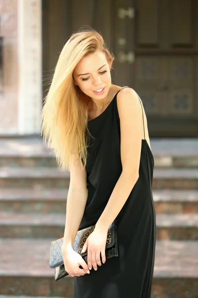 Young girl posing on city street — Stock Photo, Image