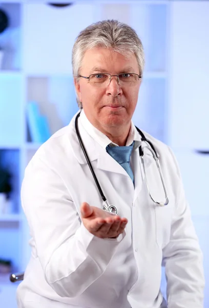 Lekarz z cyfrowy tablicowy — Zdjęcie stockowe