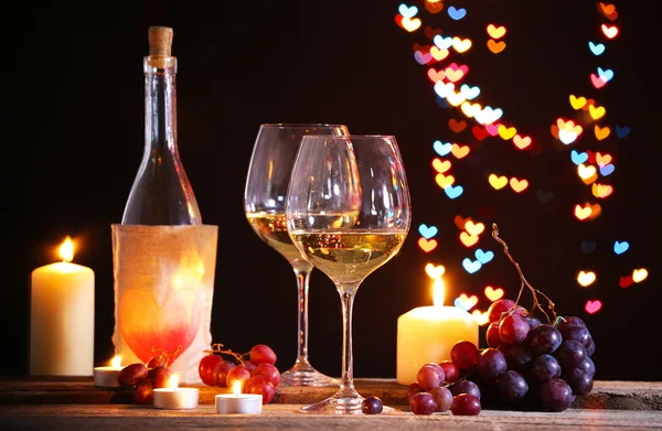 Copas de vino cerca de botella — Foto de Stock