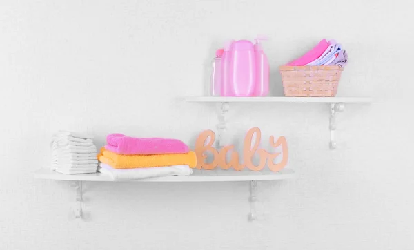 Akcesoria dla niemowląt na półkach — Zdjęcie stockowe