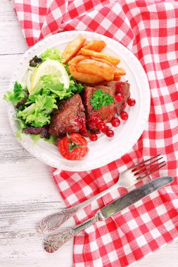 Kızılcık soslu lezzetli kavrulmuş et 