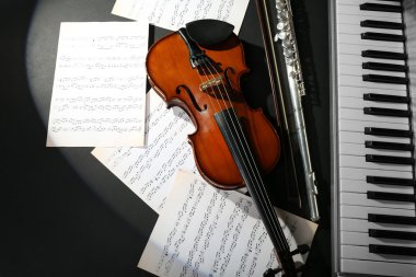 Müzik notaları ile müzik aletleri 