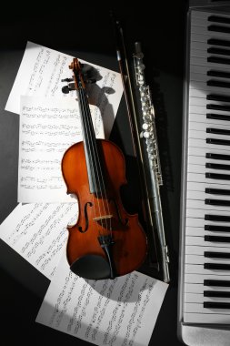Müzik notaları ile müzik aletleri 