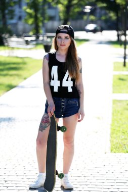 Güzel dövmeli kız 