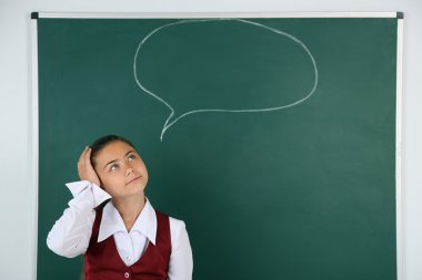 küçük kız Blackboard ayakta