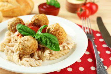 Ahşap masa arka plan üzerinde plaka üzerinde köfte makarna