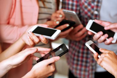 Birçok el cep telefonlarını yakın tutuyor.