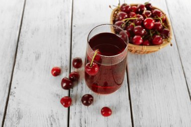 Bardak taze meyve suyu kiraz ahşap tablo ile yakın çekim