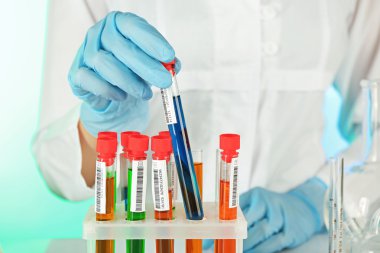 test tüpleri ile renkli sıvı