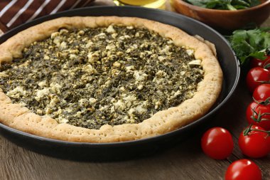 Ispanak ve masaya kiraz domates ile açık pasta yakın çekim