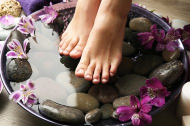 Spa pedikür adlı kadın ayakları