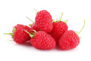 Beyaza izole edilmiş taze ahududu