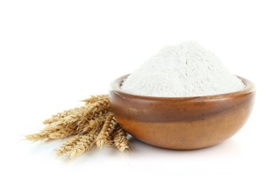 Ahşap kase üzerinde beyaz izole buğday unu