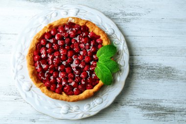 Ahududu, ahşap arka plan üzerinde ile tart