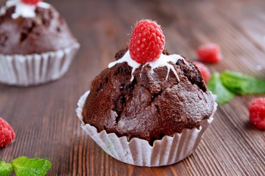 Tablo üzerinde meyveleri ile lezzetli çikolata cupcakes yakın çekim