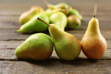 Ahşap masa üzerinde olgun armut yakın çekim