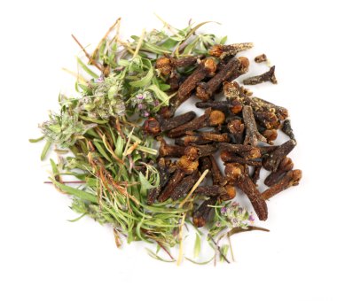 Çeşitli bitkisel çay ve otlar baharat beyaz izole
