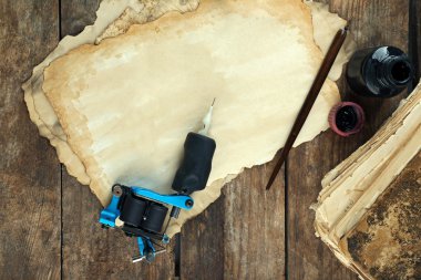 Tablo üzerinde dövme makinesi