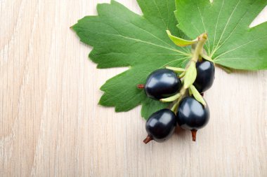 Siyah kuş üzümü yığını