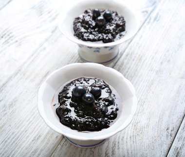 Lezzetli Frenk üzümü reçeli masada yakın çekim