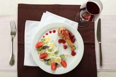 Lezzetli yemek masada şarap ile servis yakın çekim