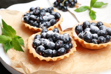 Parşömen, closeup üzerine siyah kuş üzümü ile lezzetli çıtır tart