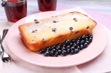 Pembe plaka, portre siyah kuş üzümü ile taze pişmiş kek