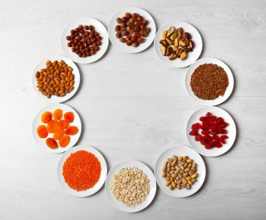 Ahşap zemin üzerinde farklı ürünler kümesi