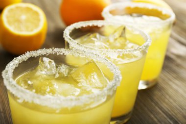 Limon suyu ahşap masa, closeup üzerinde gözlük