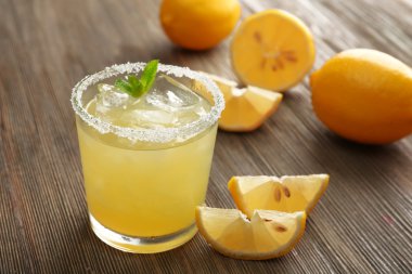 Bardak limon suyu üzerinde ahşap masa, portre