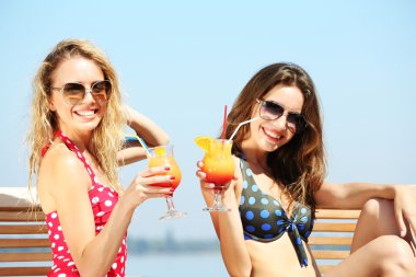 Kokteyller tatmak iki genç kız