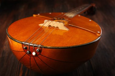 Ahşap arka plan üzerinde halk müzik aleti domra