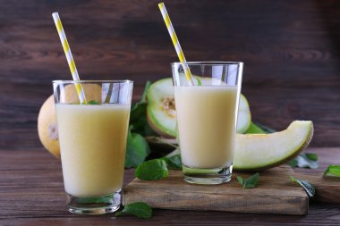 Kavun ahşap arka plan üzerinde kokteyl bardak