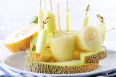 Kavun Buz lolly Beyaz ahşap zemin üzerinde