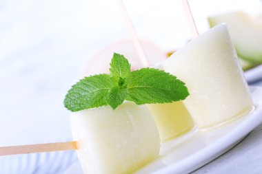 Kavun Buz lolly masa ışık üzerinde arka plan bulanık