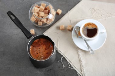 Turk peçete, closeup ile tabloda aromalı kahve