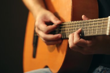 genç müzisyen akustik gitar çalmak