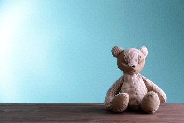 oyuncak ayı mavi zemin üzerine