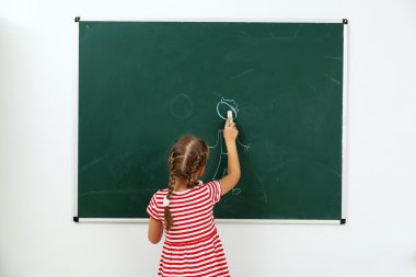 Yazı tahtası üzerinde çizim kız yakın çekim