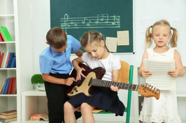Sevimli öğrenci müzik dersi olan