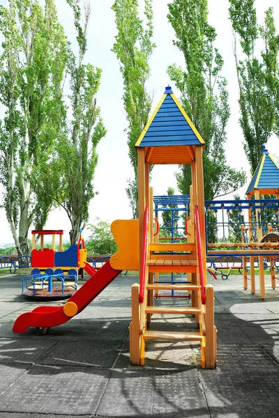 Parco giochi colorato nel parco — Foto Stock