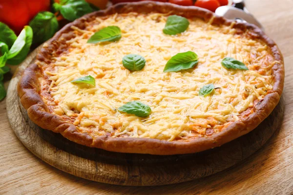 野菜とチーズのピザ — ストック写真