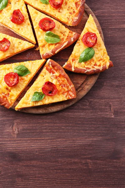 Ízletes sajtos pizza és bazsalikommal szelet — Stock Fotó