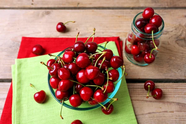 Cerejas doces na tigela — Fotografia de Stock