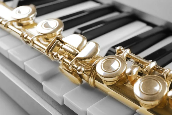 Flute and piano keys — Stock Photo, Image