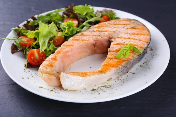 Tasty grilled salmon with salad on table close up — Stock Photo, Image