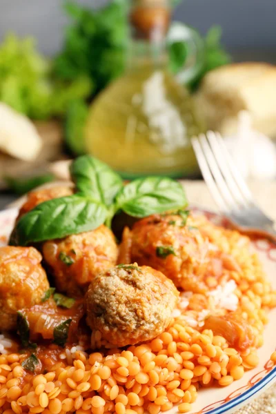 Balletjes met linzen en tomaten saus, houten lepel op houten achtergrond — Stockfoto